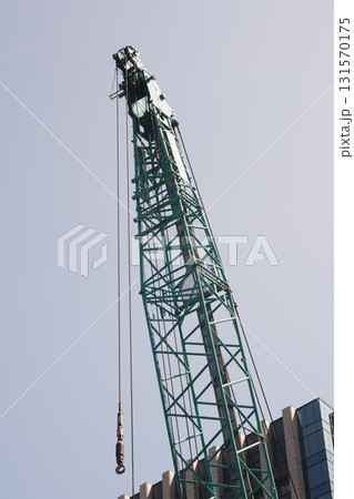 青空に伸びるクレーン 131570175
