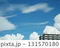 夏の青空と白い雲 131570180