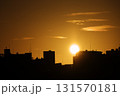 街に昇る朝日 131570181