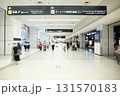 空港ターミナルの通路 131570183