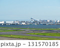 羽田空港から離陸する飛行機 131570185