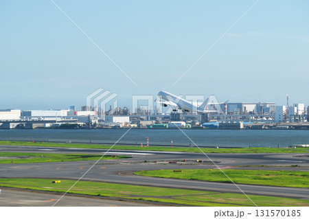 羽田空港から離陸する飛行機 131570185