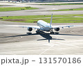 滑走路へ向かう飛行機 131570186