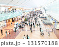 多くの人で賑わう空港のロビー 131570188