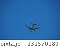 青空を飛び去る飛行機 131570189