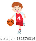 赤いユニフォームを着てバスケットボールをする男の子 131570316
