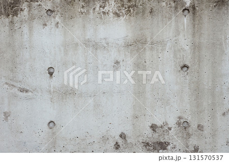 古く汚れたコンクリート壁のテクスチャ。灰色でざらざらした質感の背景。 古く汚れたコンクリート壁のテクスチャ。灰色でざらざらした質感の背景。 131570537