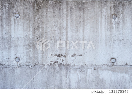 古く汚れたコンクリート壁のテクスチャ。灰色でざらざらした質感の背景。 古く汚れたコンクリート壁のテクスチャ。灰色でざらざらした質感の背景。 131570545