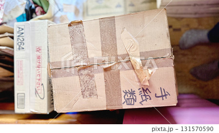 手紙類と書かれたダンボール箱と足 131570590