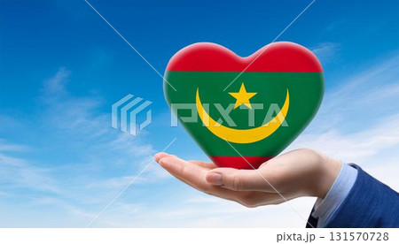 手で持っているモーリタニアの国旗のハートと青空 131570728