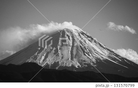 静寂の峰、甲斐の富士 131570799