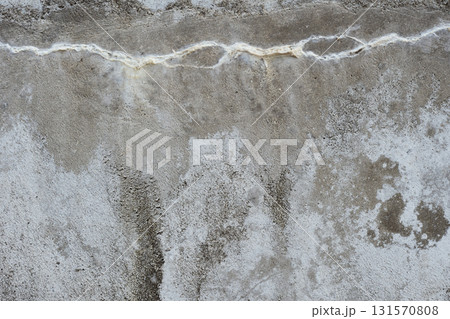 古く汚れたコンクリート壁のテクスチャ。灰色でざらざらした質感の背景。 古く汚れたコンクリート壁のテクスチャ。灰色でざらざらした質感の背景。 131570808