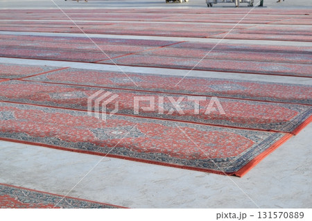 サウジアラビア・メディナ 野外に敷かれた礼拝用カーペット 131570889