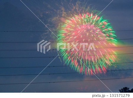 日本の東京都市景観　多摩川花火大会2025。第47回世田谷区たまがわ花火大会の会場側・奥に新宿の都庁 131571279