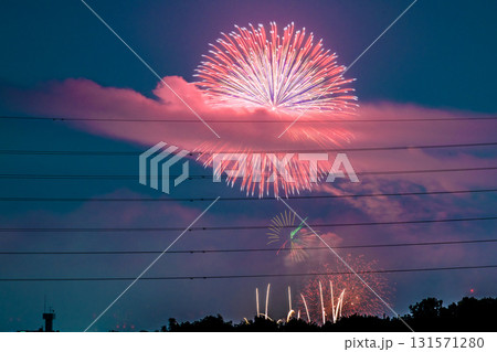 日本の東京都市景観　多摩川花火大会2025。第47回世田谷区たまがわ花火大会の会場側・奥に新宿の都庁 131571280
