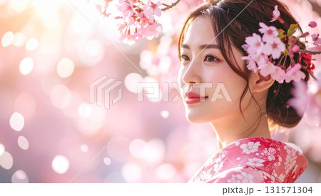 ライトアップされた桜の花の背景　着物姿の若い女性 131571304