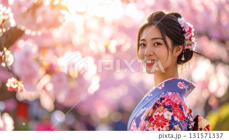 ライトアップされた桜の花の背景　着物姿の若い女性 131571337