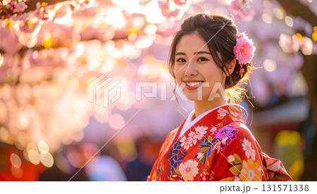 ライトアップされた桜の花の背景　着物姿の若い女性 131571338