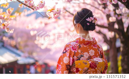 ライトアップされた桜の花の背景　着物姿の若い女性の後ろ姿のポートレート 131571352