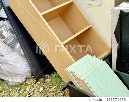 住宅地に投棄されたボックス家具 住宅地に投棄されたボックス家具 131571476