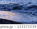 海岸の波打ち際　洗われる石　砕ける波　日本海 131571539