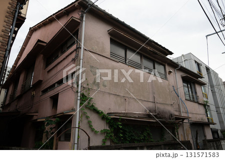 廃墟となった家/無人の家/蔦の絡まった家/二階建て/一軒家/老朽化した家/鬱蒼とした家 131571583