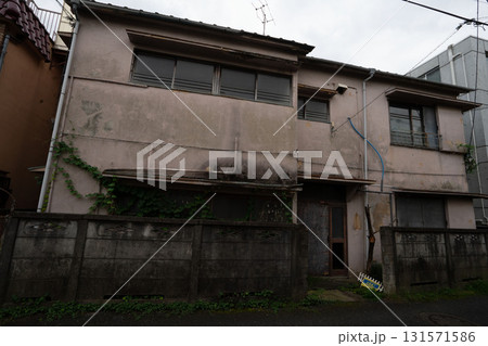 廃墟となった家/無人の家/蔦の絡まった家/二階建て/一軒家/老朽化した家/鬱蒼とした家 131571586