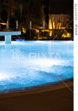 リゾートホテルのナイトプール 131571775
