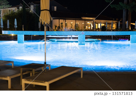 リゾートホテルのナイトプール リゾートホテルのナイトプール 131571813
