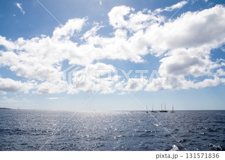 明るい日差しの下の広々とした海とヨット　カナリア諸島のフエルテベンテュラ島にて 131571836
