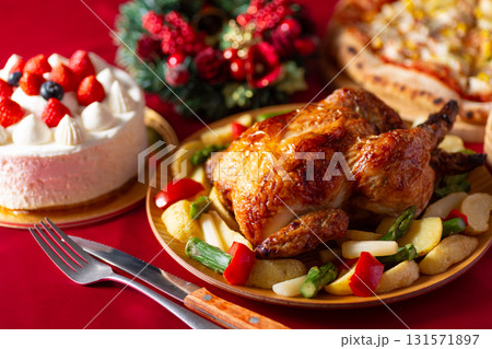 ローストチキンとクリスマスディナー 131571897