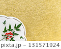 金のもみ和紙に南天の葉と赤い実の背景 131571924
