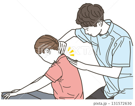 男性整体師から施術を受ける若い女性患者 男性整体師から施術を受ける若い女性患者 131572630
