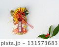 謹賀新年のしめ飾りと千両の葉と赤い実 131573683