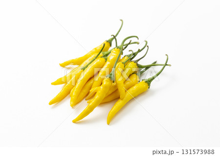 白背景に黄色唐辛子 白背景に黄色唐辛子 131573988