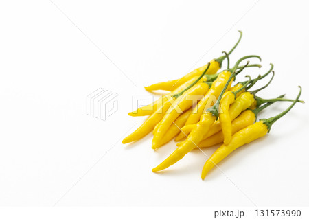 白背景に黄色唐辛子 131573990