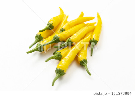 白背景に黄色唐辛子 白背景に黄色唐辛子 131573994