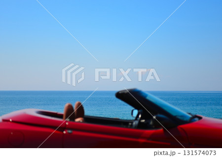 海と空とオープンカー 131574073
