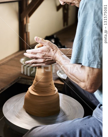 ろくろを使って器を形作る陶芸家の手元 ろくろを使って器を形作る陶芸家の手元 131575081