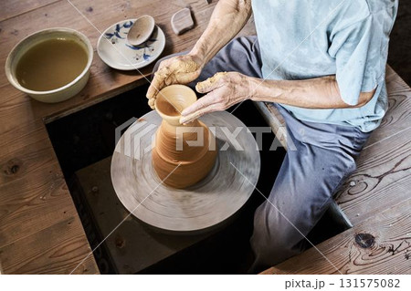 ろくろを使って作品を成形する陶芸家の手元 131575082