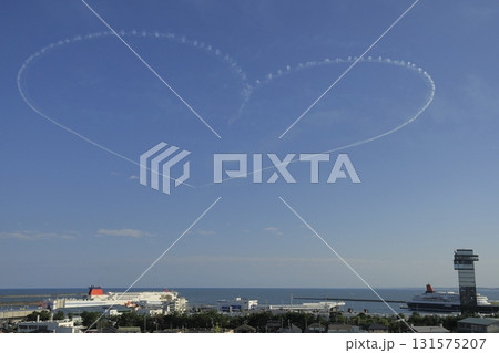 快晴の青空をバックに大型客船が停泊中する茨城県大洗の海上できれいな大きなハートを描くブルーインパルス 快晴の青空をバックに大型客船が停泊中する茨城県大洗の海上できれいな大きなハートを描くブルーインパルス 131575207