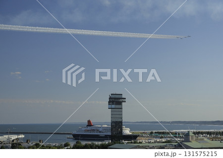 快晴の青空をバックに茨城県大洗の海上でスモークを吐きながら編隊を組んで一直線に飛ぶブルーインパルス 131575215