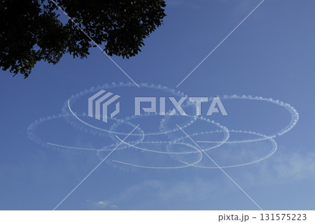 快晴の青空をバックに茨城県大洗の上空でスモークを吐きながらさくらを描くブルーインパルス 快晴の青空をバックに茨城県大洗の上空でスモークを吐きながらさくらを描くブルーインパルス 131575223