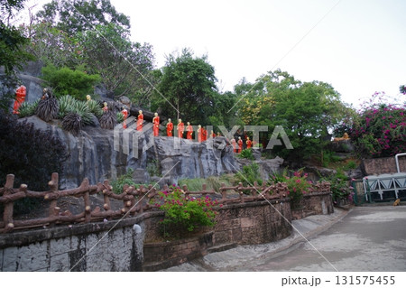 スリランカ　世界遺産ランギリ・ダンブッラの石窟寺院 131575455