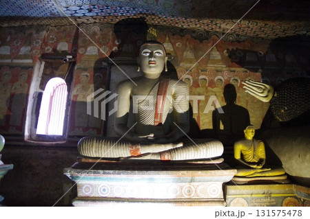 スリランカ　世界遺産ランギリ・ダンブッラの石窟寺院 131575478