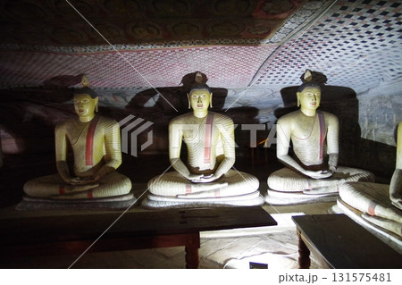 スリランカ　世界遺産ランギリ・ダンブッラの石窟寺院 131575481