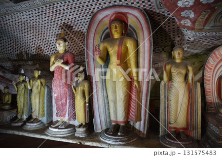 スリランカ　世界遺産ランギリ・ダンブッラの石窟寺院 131575483