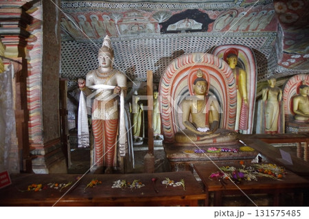スリランカ 世界遺産ランギリ・ダンブッラの石窟寺院 スリランカ 世界遺産ランギリ・ダンブッラの石窟寺院 131575485