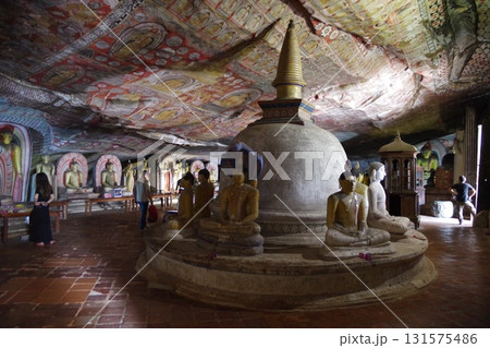 スリランカ　世界遺産ランギリ・ダンブッラの石窟寺院 131575486