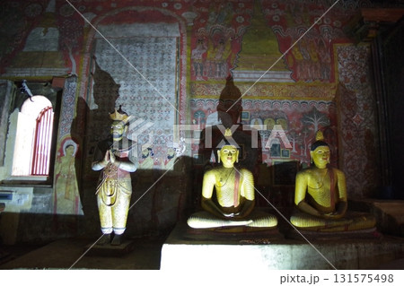 スリランカ 世界遺産ランギリ・ダンブッラの石窟寺院 スリランカ 世界遺産ランギリ・ダンブッラの石窟寺院 131575498